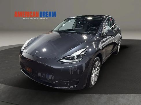 Used 2024 Tesla Model Y Long Range RWD image 1