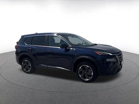 Used 2025 Nissan Rogue SV AWD/4WD image 2