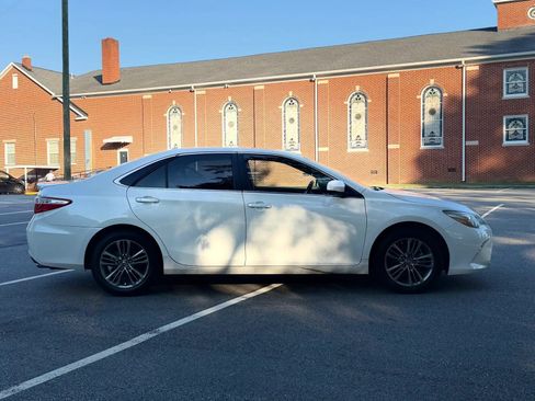 Used 2017 Toyota Camry SE w/ Moonroof Package FWD image 7