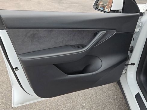 Used 2022 Tesla Model Y Long Range image 27