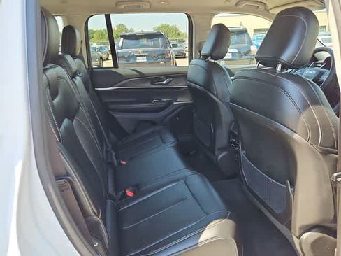 Used 2023 Jeep Grand Cherokee Limited w/ Black Appearance Package AWD/4WD image 17