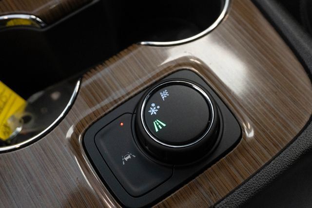 Used 2023 GMC Acadia SLE FWD image 8