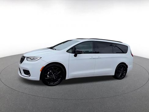 Used 2025 Chrysler Pacifica Limited image 8