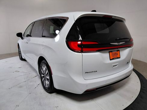 Certified 2023 Chrysler Pacifica Touring-L FWD image 5