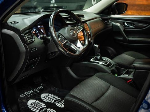 Used 2019 Nissan Rogue SV w/ Sun & Sound Touring Package FWD image 9