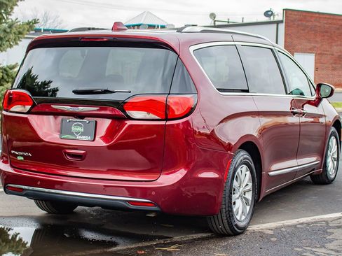 Used 2019 Chrysler Pacifica Touring-L image 9