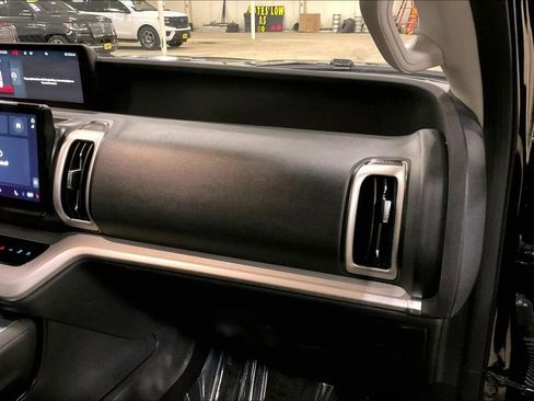 Certified 2025 Ford Expedition Active image 15