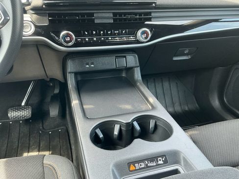 Used 2025 Honda Prologue EX image 12