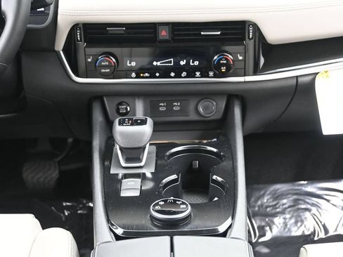 Used 2025 Nissan Rogue SL AWD/4WD image 30