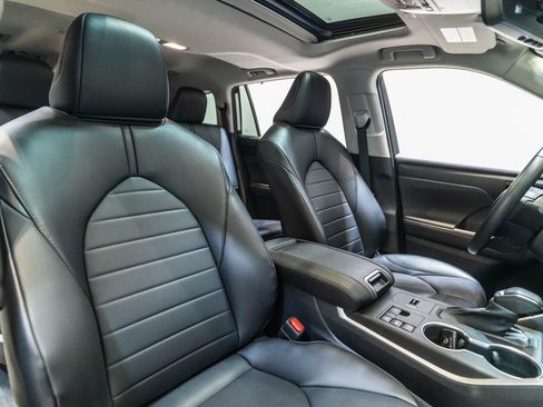 Used 2023 Toyota Highlander XLE FWD image 14