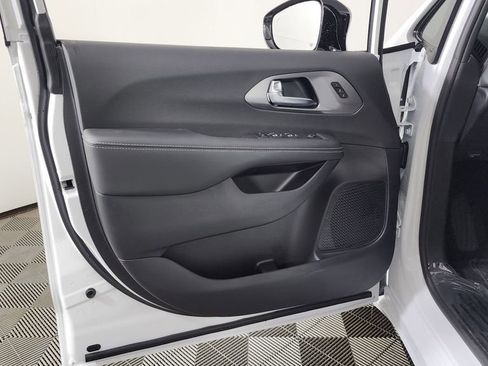 New 2026 Chrysler Pacifica Select image 11