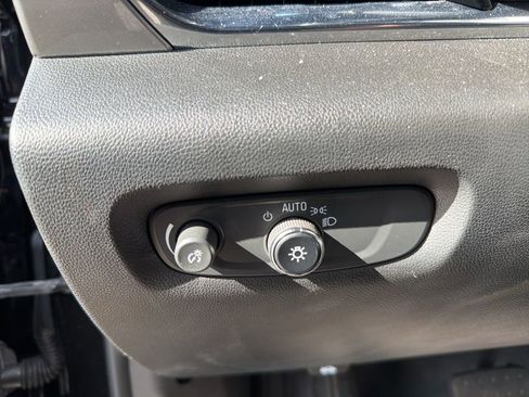 Used 2022 Chevrolet Traverse LT image 15