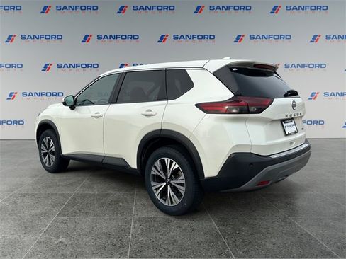 Used 2023 Nissan Rogue SV image 3