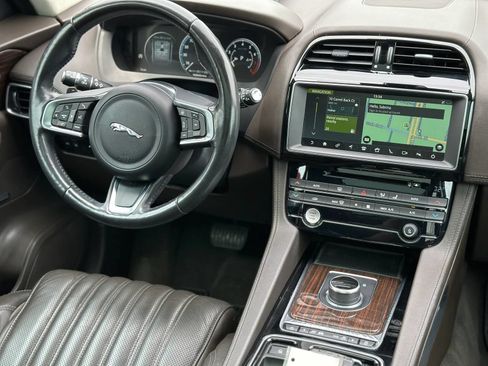 Used 2018 Jaguar F-PACE Portfolio AWD/4WD image 23