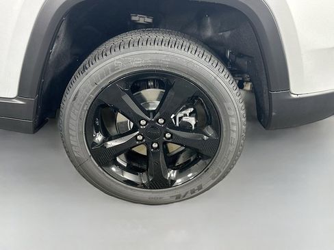 New 2025 Jeep Grand Cherokee Altitude image 17