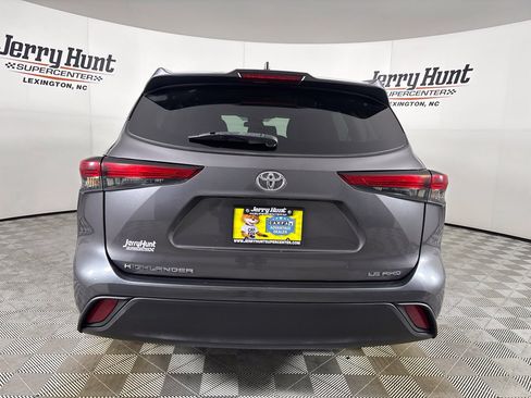 Used 2022 Toyota Highlander LE AWD/4WD image 5