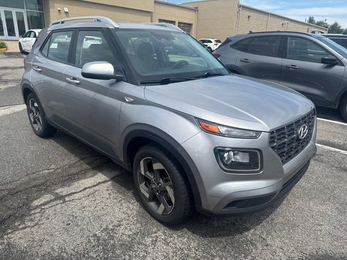 Used 2024 Hyundai Venue SEL FWD image 4