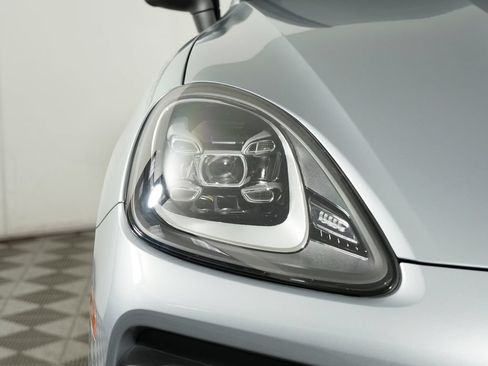Certified 2023 Porsche Cayenne AWD/4WD image 11