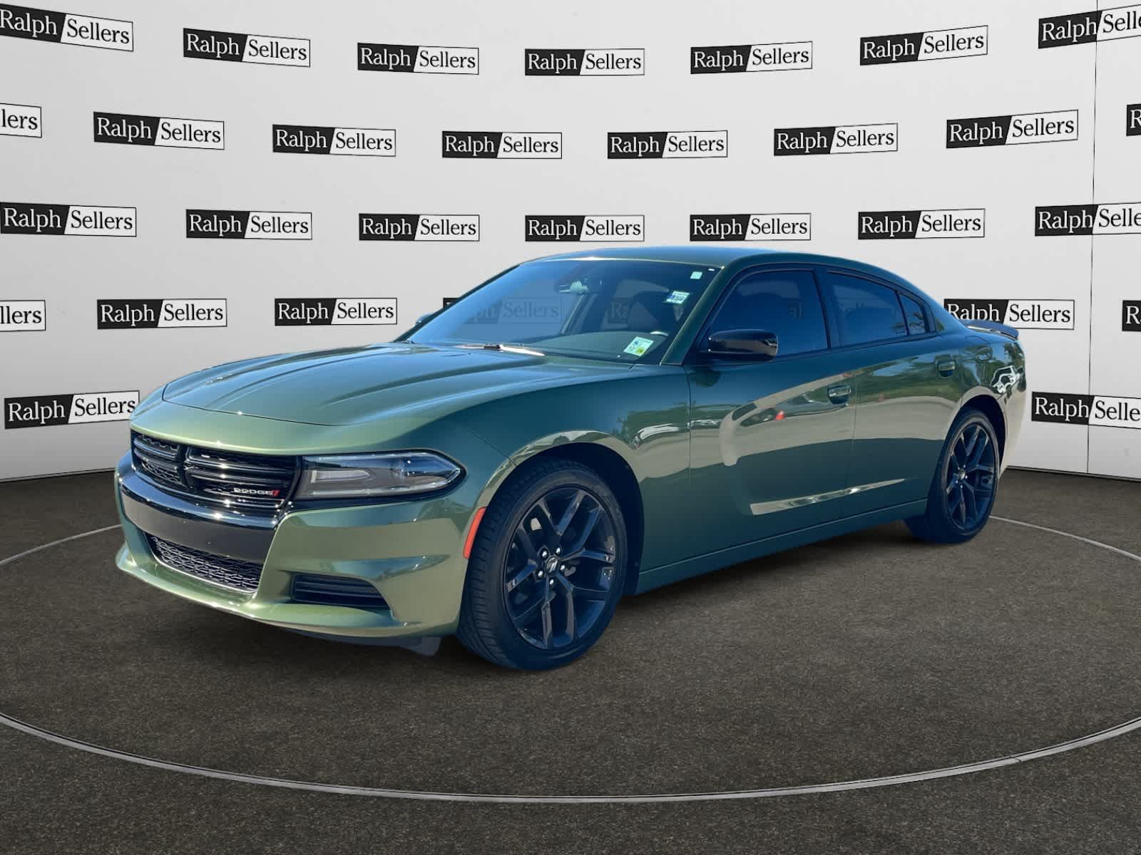 Used 2020 Dodge Charger SXT w/ Blacktop Package RWD image 2
