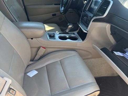 Used 2018 Jeep Grand Cherokee Overland AWD/4WD image 7