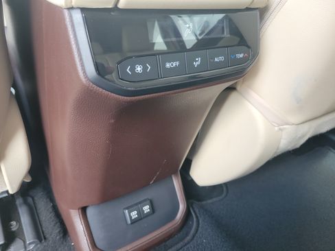 Used 2021 Toyota Highlander XLE FWD image 19
