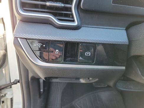 Used 2023 Kia Sportage LX image 17