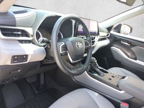 Used 2023 Toyota Highlander XLE FWD image 10