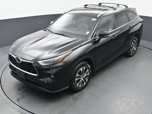 Certified 2023 Toyota Highlander XLE image 43
