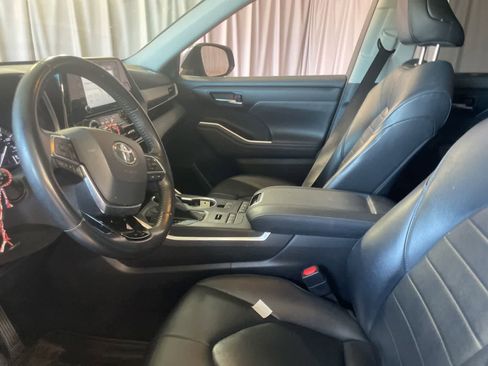 Used 2020 Toyota Highlander XLE AWD/4WD image 22
