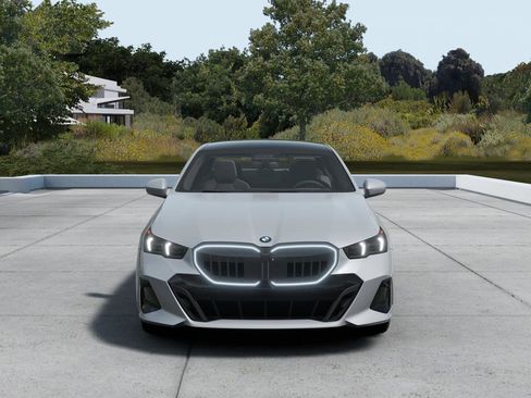 New 2027 BMW 550e xDrive 550e xDrive Sedan image 3