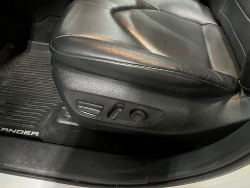 Used 2021 Toyota Highlander XLE image 19