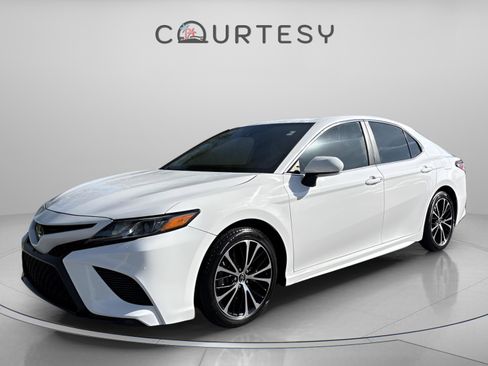 Used 2020 Toyota Camry SE image 2