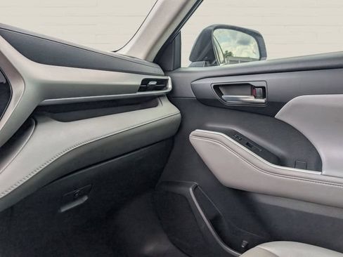 Used 2020 Toyota Highlander XLE FWD image 16