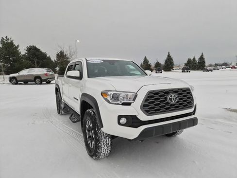 Used 2023 Toyota Tacoma TRD Off-Road image 3