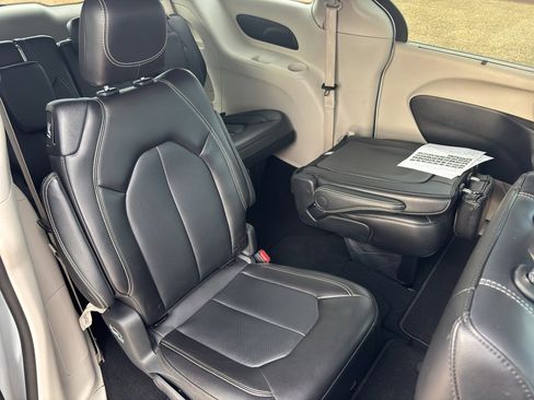 Used 2024 Chrysler Pacifica Touring-L image 17