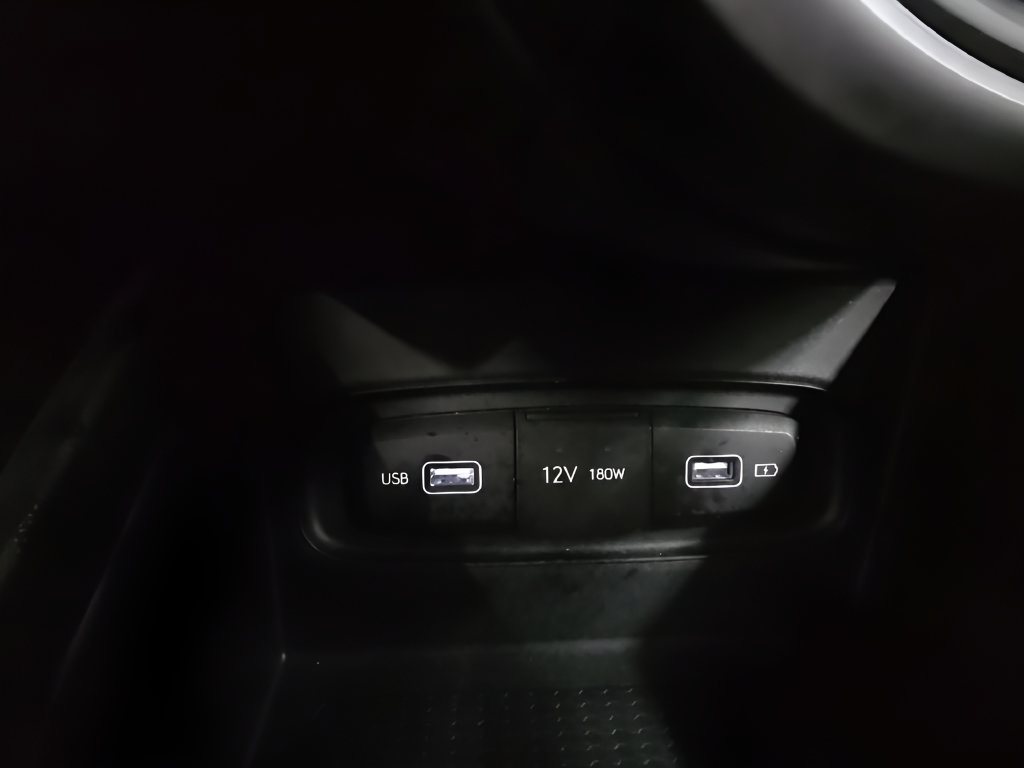 Used 2022 Hyundai Venue Limited FWD image 34