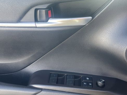 Used 2021 Toyota Camry SE image 19