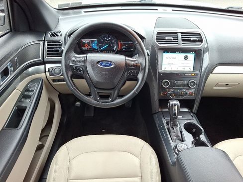 Used 2018 Ford Explorer XLT w/ Equipment Group 202A AWD/4WD image 12