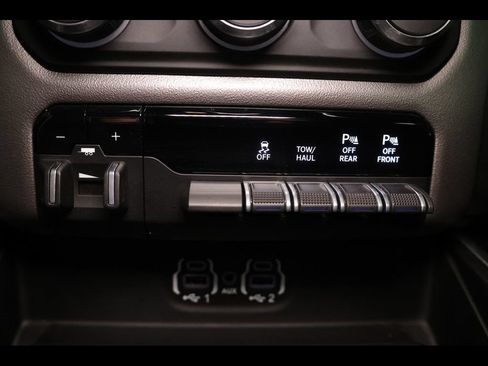 Used 2020 RAM 2500 Big Horn w/ Night Edition AWD/4WD image 13