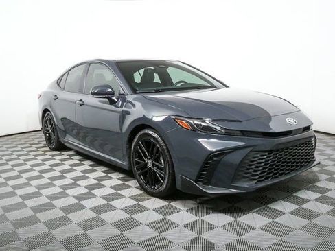 Used 2025 Toyota Camry SE image 1