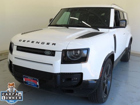 Used 2024 Land Rover Defender 130 X-Dynamic SE image 9