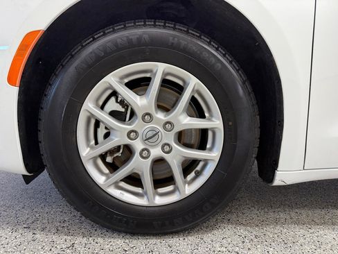 Used 2023 Chrysler Pacifica Touring-L FWD image 9