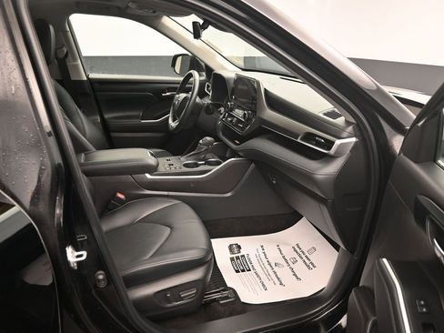 Used 2023 Toyota Highlander XLE FWD image 12