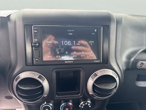Used 2017 Jeep Wrangler Unlimited Sport w/ Connectivity Group AWD/4WD image 19