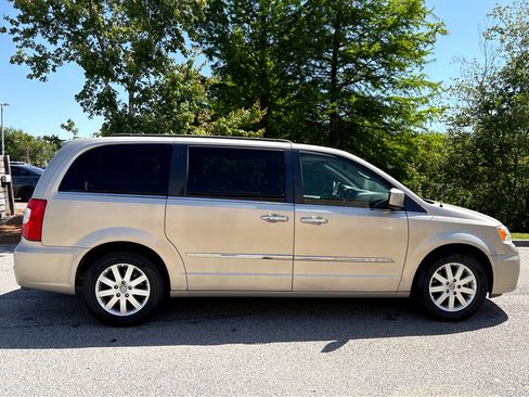 Used 2015 Chrysler Town & Country Touring w/ Driver Convenience Group FWD image 27