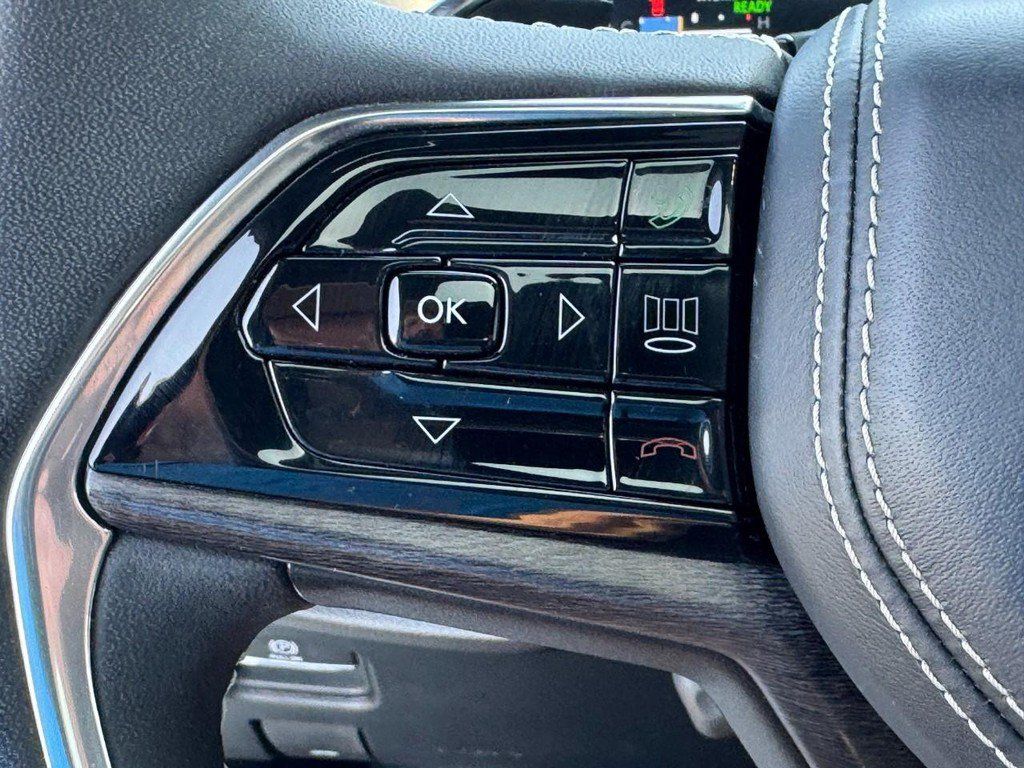 Used 2022 Jeep Grand Cherokee Overland w/ Luxury Tech Group IV AWD/4WD image 18