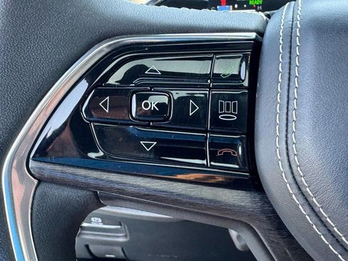 Used 2022 Jeep Grand Cherokee Overland w/ Luxury Tech Group IV AWD/4WD image 18