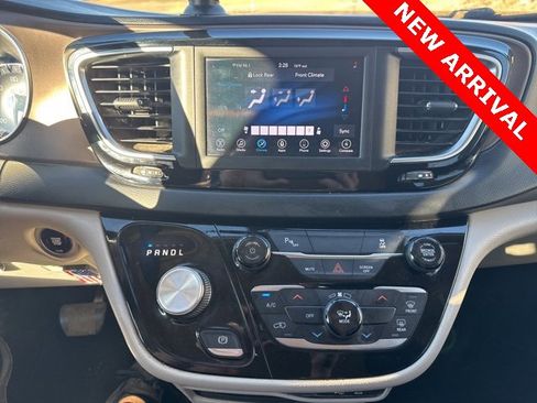 Used 2019 Chrysler Pacifica L image 11