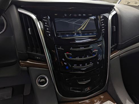 Used 2020 Cadillac Escalade Luxury w/ Escalade Sport Edition AWD/4WD image 11