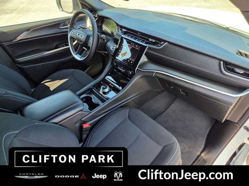 Used 2024 Jeep Grand Cherokee Laredo AWD/4WD image 16